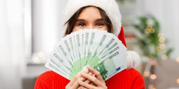 Imagen de una chica de Navidad con dinero