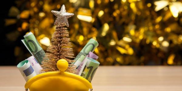 Monedero con dinero y un árbol de Navidad / Pixabay