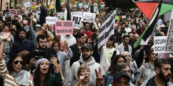Decenas de personas participan en una marcha en apoyo a Palestina en Madrid