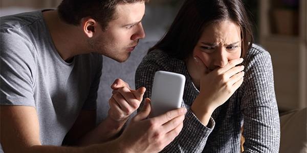Muchas parejas cotillean el smartphone de su pareja