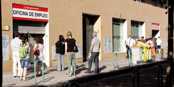 Personas esperando en la puerta de una oficina de empleo / Servimedia
