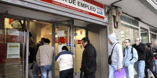 Personas haciendo cola en una sede del SEPE para cobrar el paro / La Vanguardia
