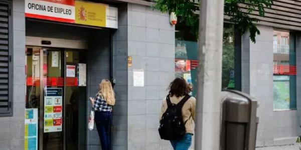 Una mujer a las puertas de la Sepe de Acacias, en Madrid 