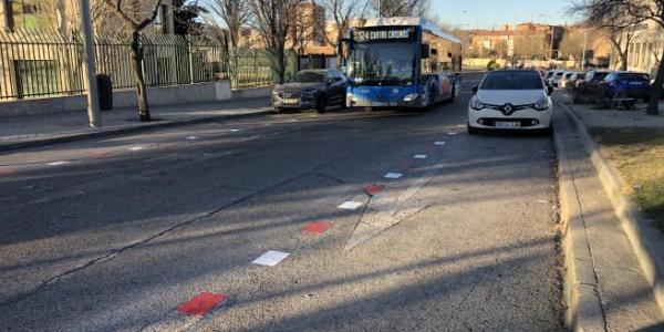 Líneas rojas y blancas en parquímetros de hospitales de Madrid