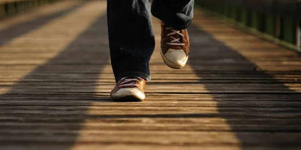 Caminar 6.000 pasos diarios es saludable para nuestro organismo