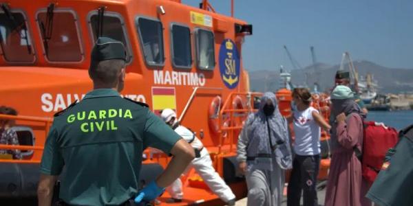 Salvamento Marítimo traslada al puerto de Motril (Granada) a 14 personas de origen magrebí, entre ellas dos mujeres y siete menores, que viajaban en una patera localizada por un mercante el 4 de julio de 2023.