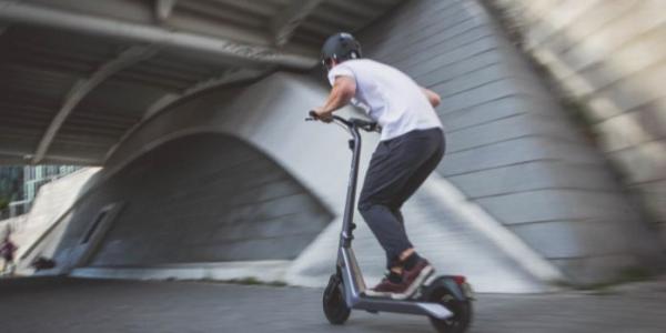 Chico con un patinete eléctrico