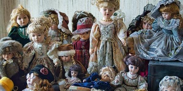 Un grupo de muñecas de porcelana de diferentes tamaños y colores