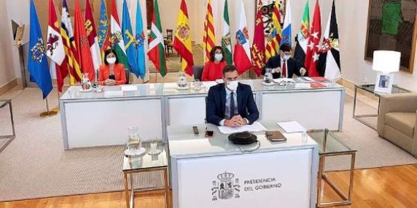 Pedro Sánchez junto a sus ministros en la conferencia del viernes con los presidentes autonómicos