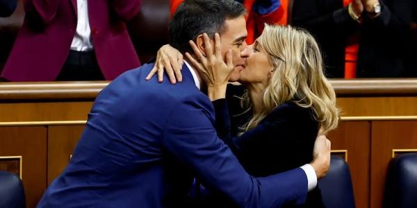 Pedro Sánchez y Yolanda Díaz celebrando la reelección del primero como presidente