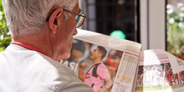 Jubilado leyendo el periódico 