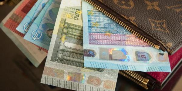 Una cartera con varios billetes de euro