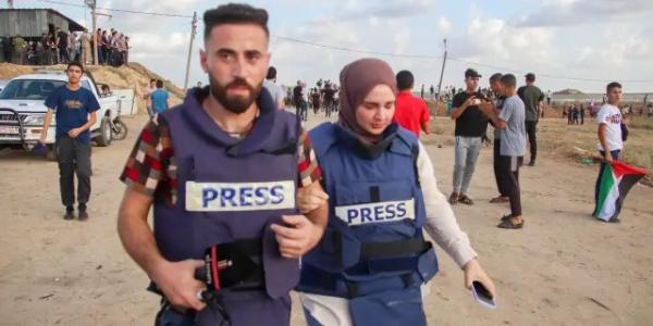 Dos periodistas trabajando en Gaza.