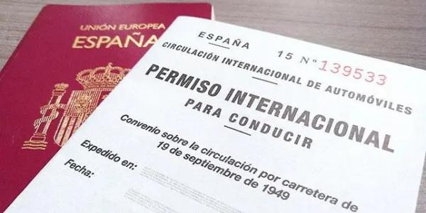 Un pasaporte y un permiso internacional de conducir