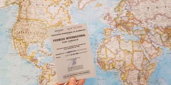 Un mapamundi con un permiso internacional de conducir
