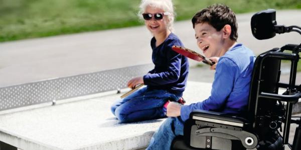 Dos niños con discapacidad
