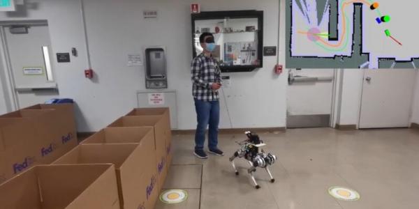 Persona probando el nuevo perro guía robot para ciegos