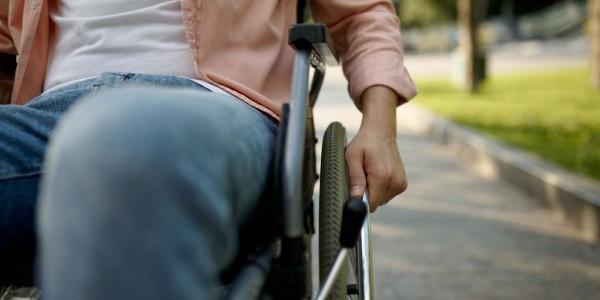 Persona con discapacidad se desplaza en silla de ruedas 