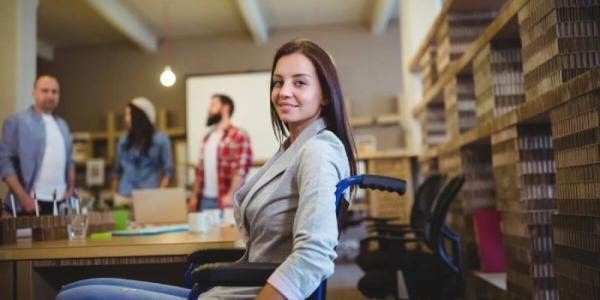 Mujer con discapacidad trabajando en su negocio