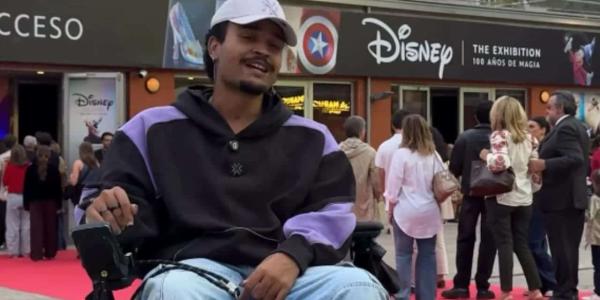 Imagen de una persona visitando el evento de Disney/TodoDisca X Madrid lanza un evento para las personas con discapacidad