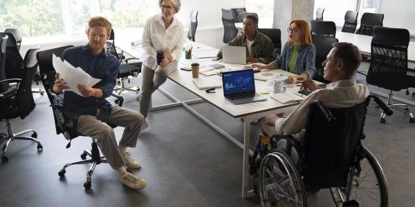Oficina de trabajo con personas en silla de ruedas