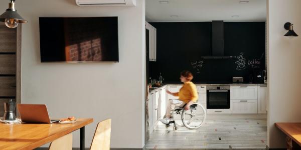 Mujer con discapacidad en la cocina de su casa