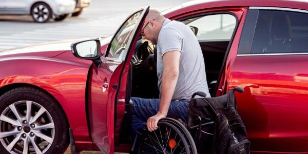 Persona con discapacidad saliendo de un coche