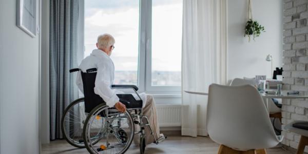 Hombre en silla de ruedas con dependencia