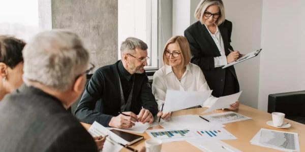 Personas mayores trabajando 