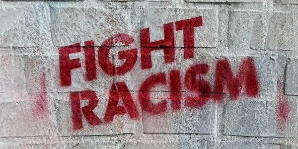 Pintada en una pared que dice lucha contra el racismo en inglés