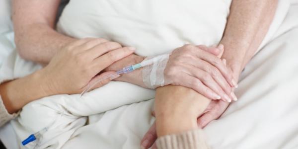 hija agarrando la mano a su madre