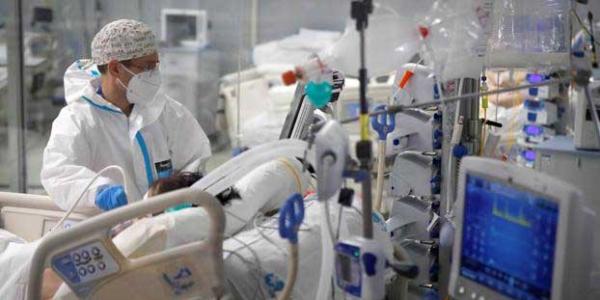 Las personas hospitalizadas bajaron de 10 000 esta semana