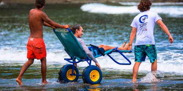 Las personas con movilidad reducida van ganando derechos en la playa