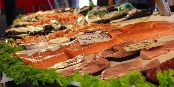 Pescado en un puesto en el mercado