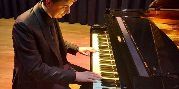 El pianista con autismo interpretando una obra al piano
