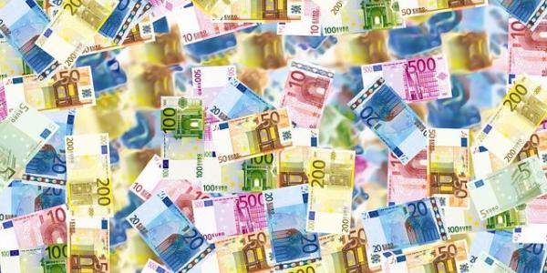 Imagen de muchos billetes de euro