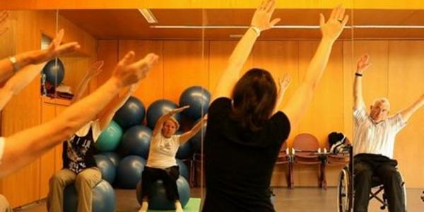 El pilates en silla es una buena forma de entrenar para las personas con discapacidad