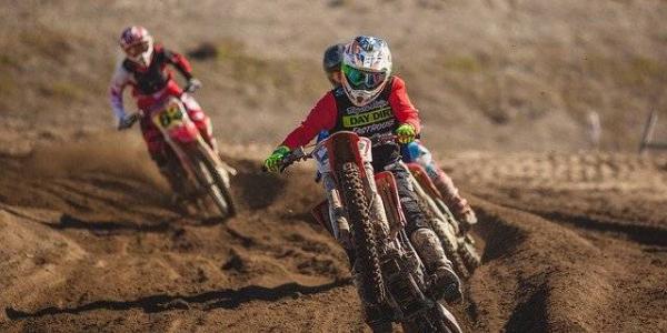 Dos pilotos en plena carrera de motocross