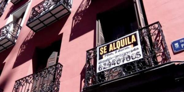 Cartel de 'se alquila' a la vista en un balcón de Madrid. CH. LIZARRALDE