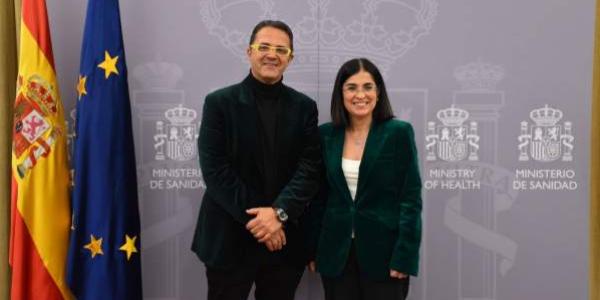 La ministra de Sanidad, Carolina Darias, y el presidente de la Federación Española de Enfermedades Raras (FEDER), Juan Carrión