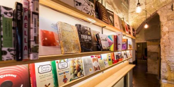 Sala de un museo con una estantería de libros/El País