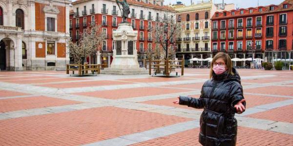Paola Torres en la Plaza Mayor de Valladolid