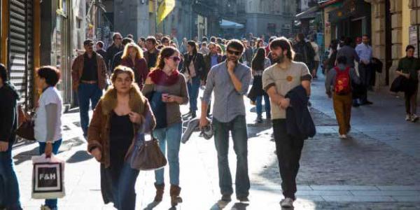 La población española marcha fuera y deja un saldo negativo por primera vez en tres años