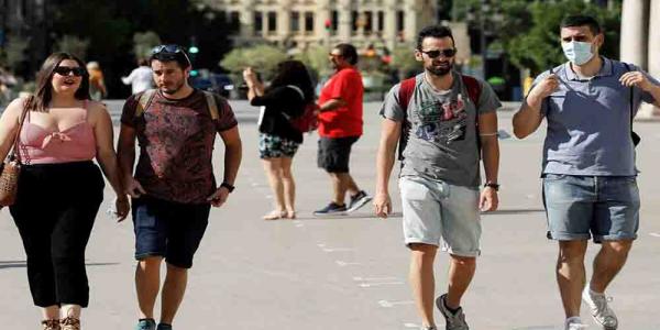 Un estudio señala que la población española no guardará la distancia social tras vacunarse