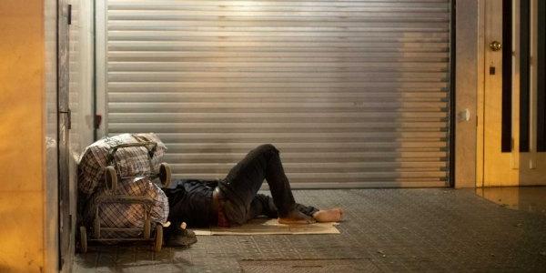 Una persona sin hogar, en una calle de Barcelona. 