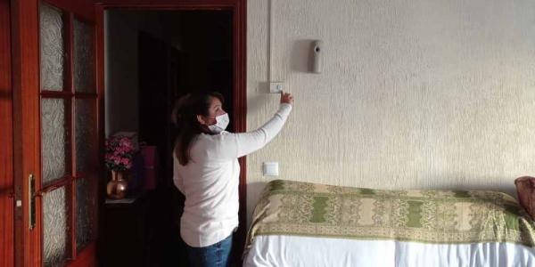 Mujer encendiendo la luz de su casa