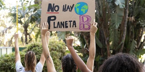 Jóvenes españoles manifestándose por políticas climáticas