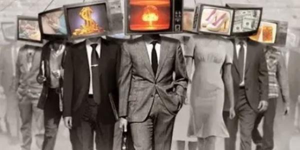 Personas con una televisión en la cabeza