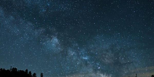 Un cielo con estrellas muy visibles