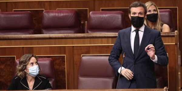 Pablo Casado porta una mascarilla negra en el Congreso de Diputados 